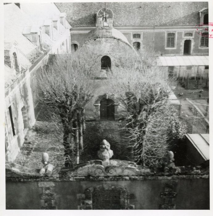 chapelle dans la cour des communs, vue partielle