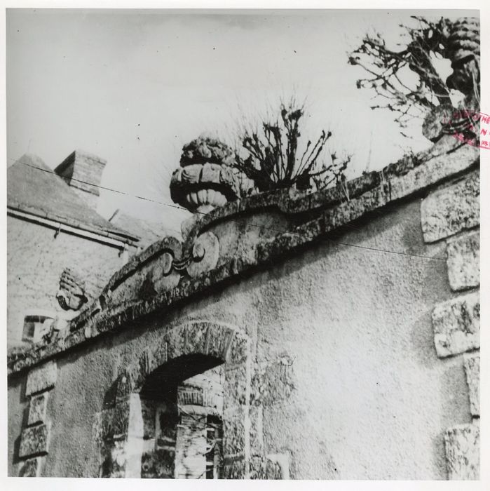 mur de clôture séparant la cour d’honneur et la cour des communs, élévation ouest