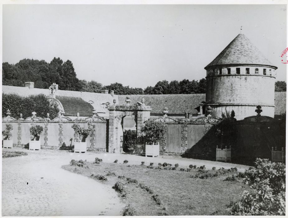 mur de clôture séparant la cour d’honneur et la cour des communs, élévation ouest