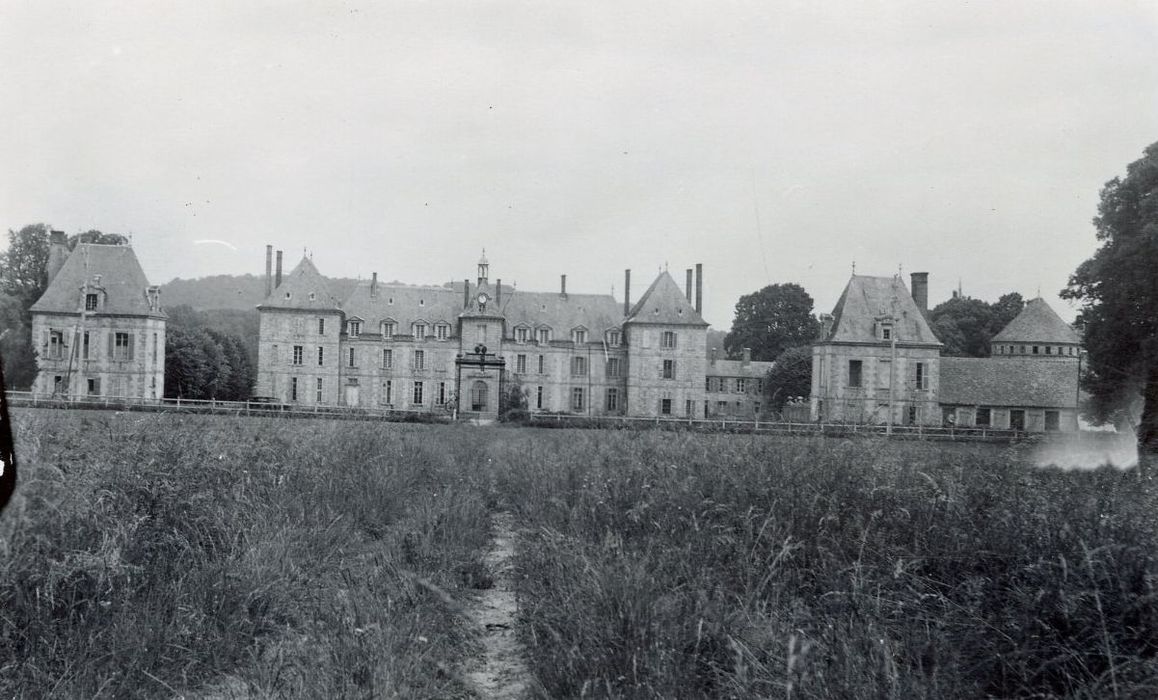 vue générale du château dans son environnement depuis le Sud