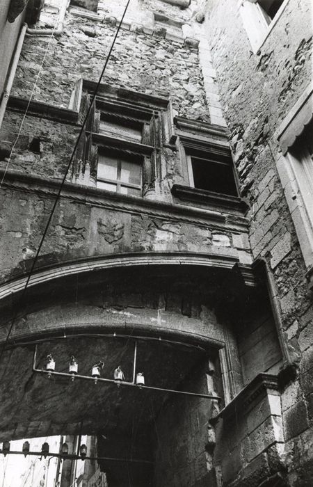 façade nord au-dessus du passage de la rue de la République, vue partielle