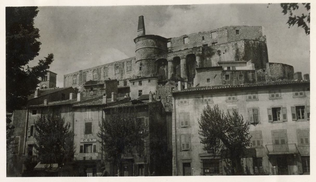 vue générale du château dans son environnement depuis l’Ouest