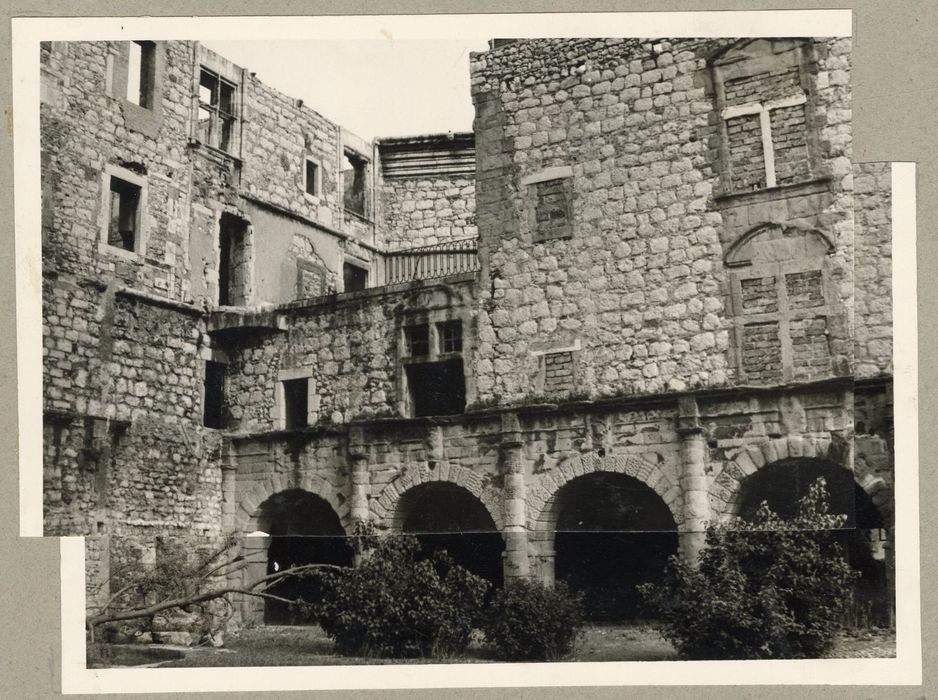 grande cour, façade est