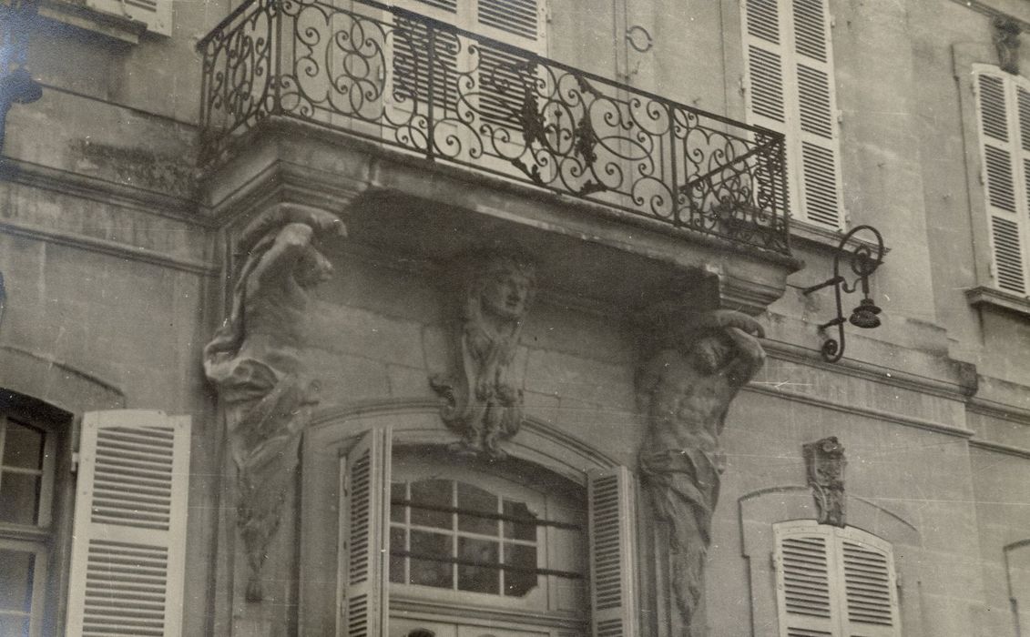 façade est, détail du balcon