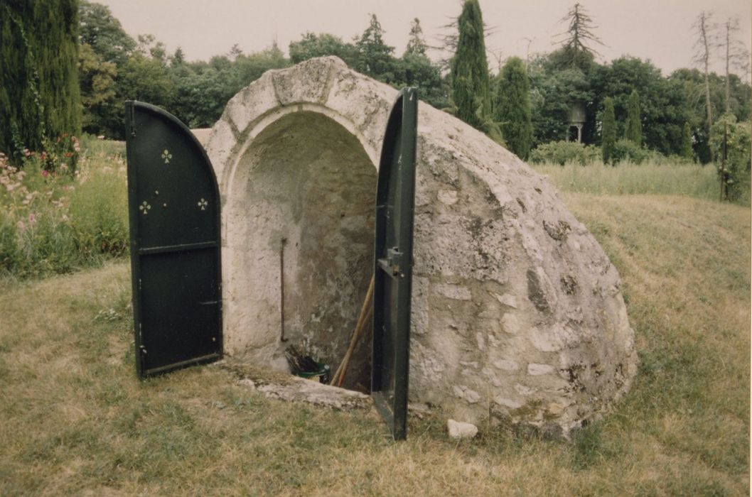 parc, entrée de la cave à légumes