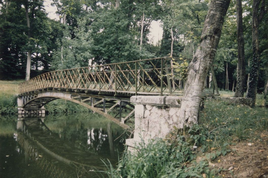 parc, passerelle au-dessus du Cosson