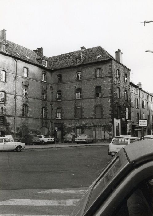 façades sur la rue, vue partielle