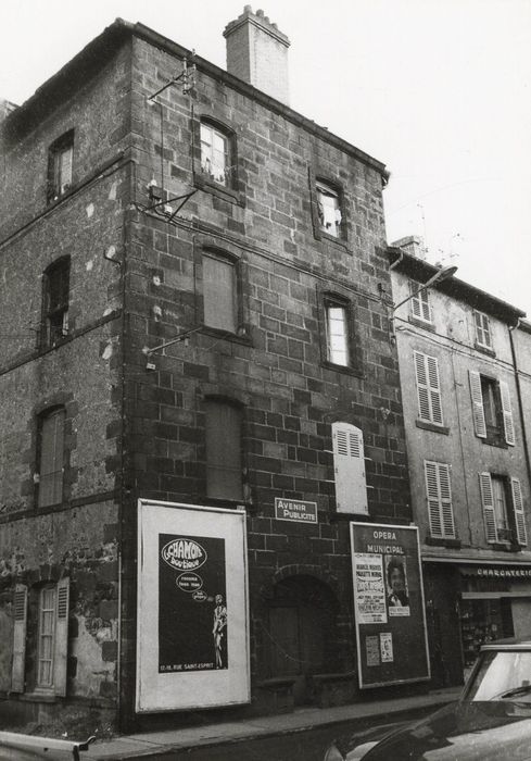 façades sur la rue, vue partielle