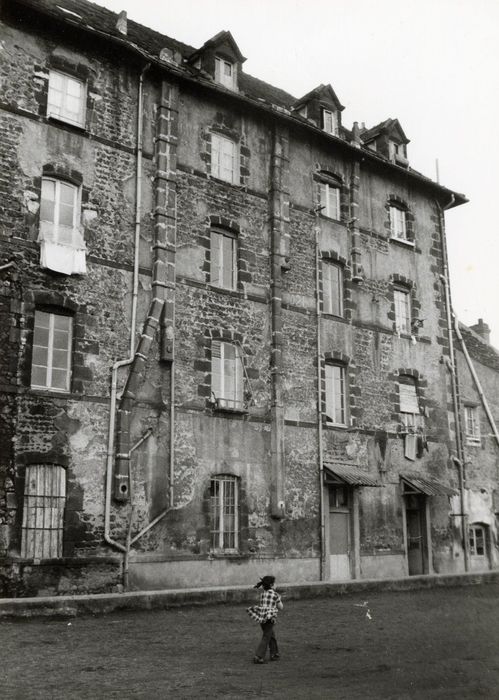 façade sur cour, vue partielle