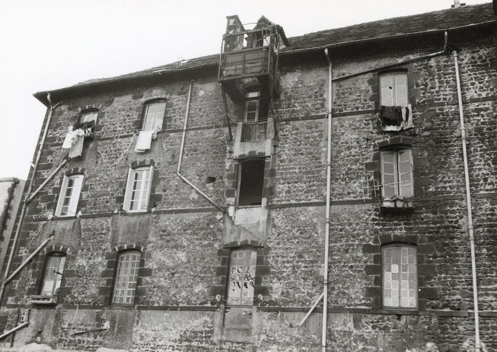 façade sur cour, vue partielle