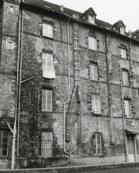 façade sur cour, vue partielle