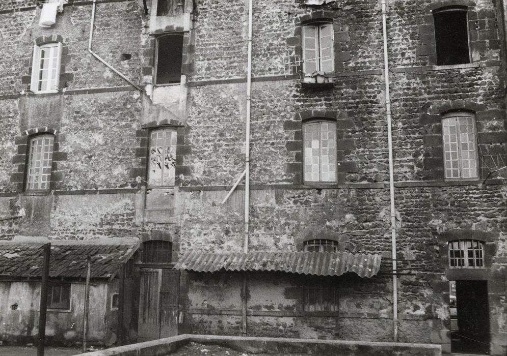 façade sur cour, vue partielle