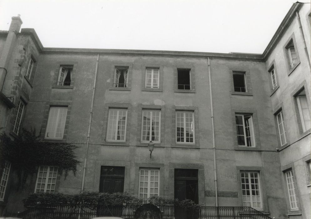 façade nord sur cour, vue partielle