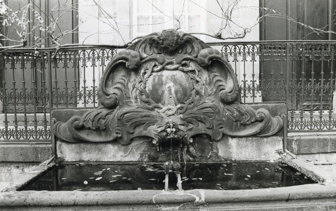 fontaine sur la cour, vue partielle