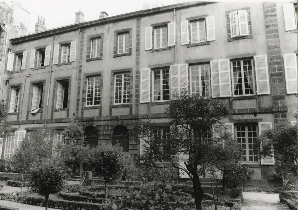 façade sud sur le jardin, vue partielle