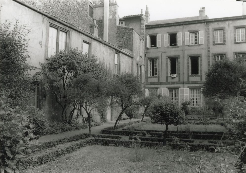 façade est de l’aile ouest sur le jardin, vue partielle