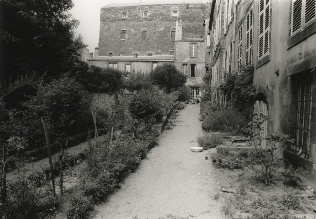 vue partielle du jardin