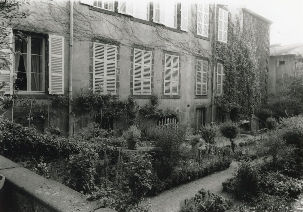 vue partielle du jardin