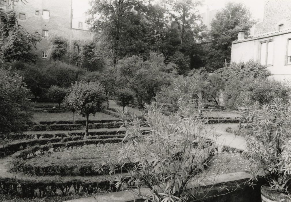 vue partielle du jardin