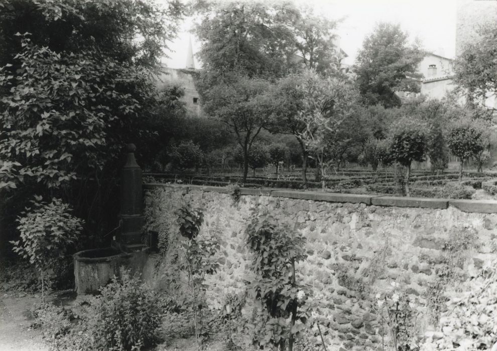 vue partielle du jardin