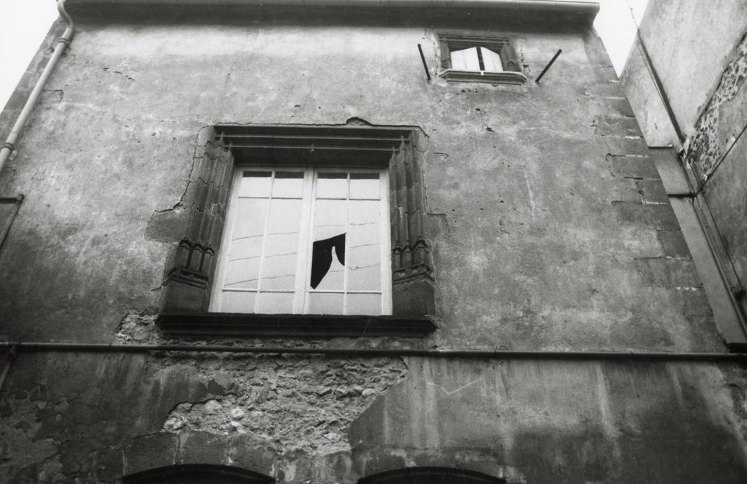 façade sur rue, vue partielle