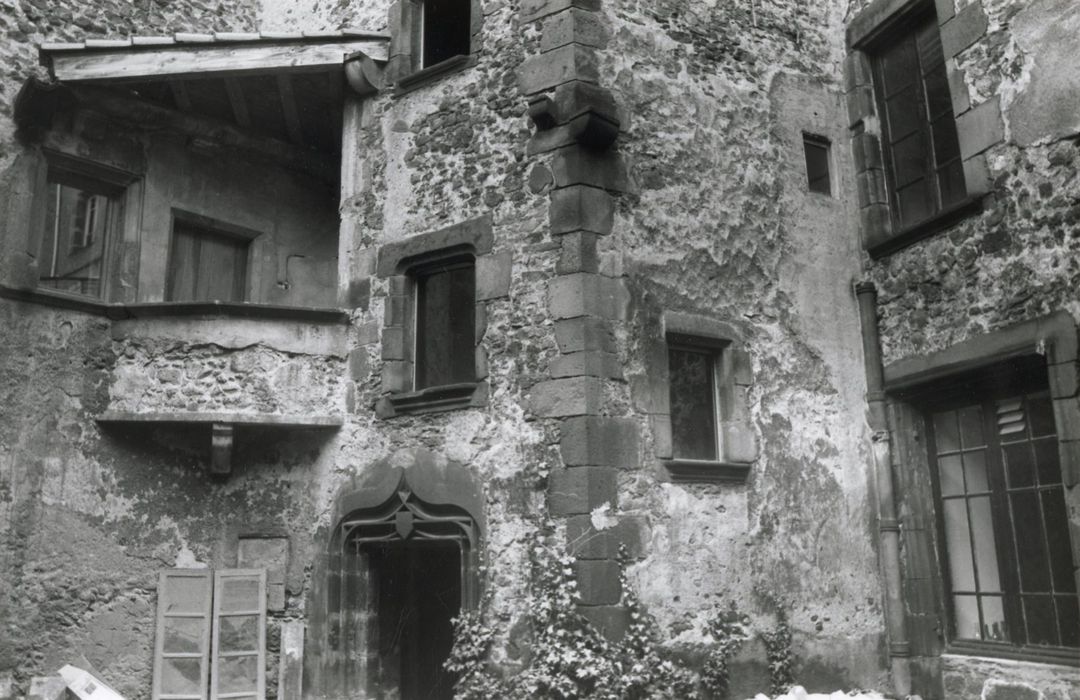 façades sur cour, vue partielle