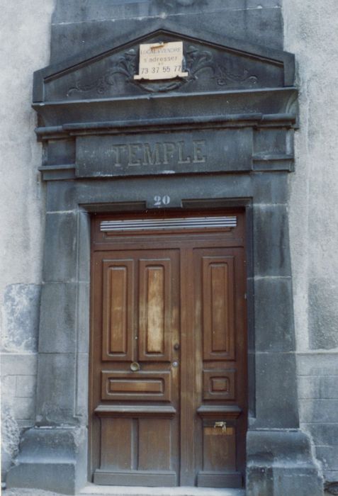 porte d’accès sur rue