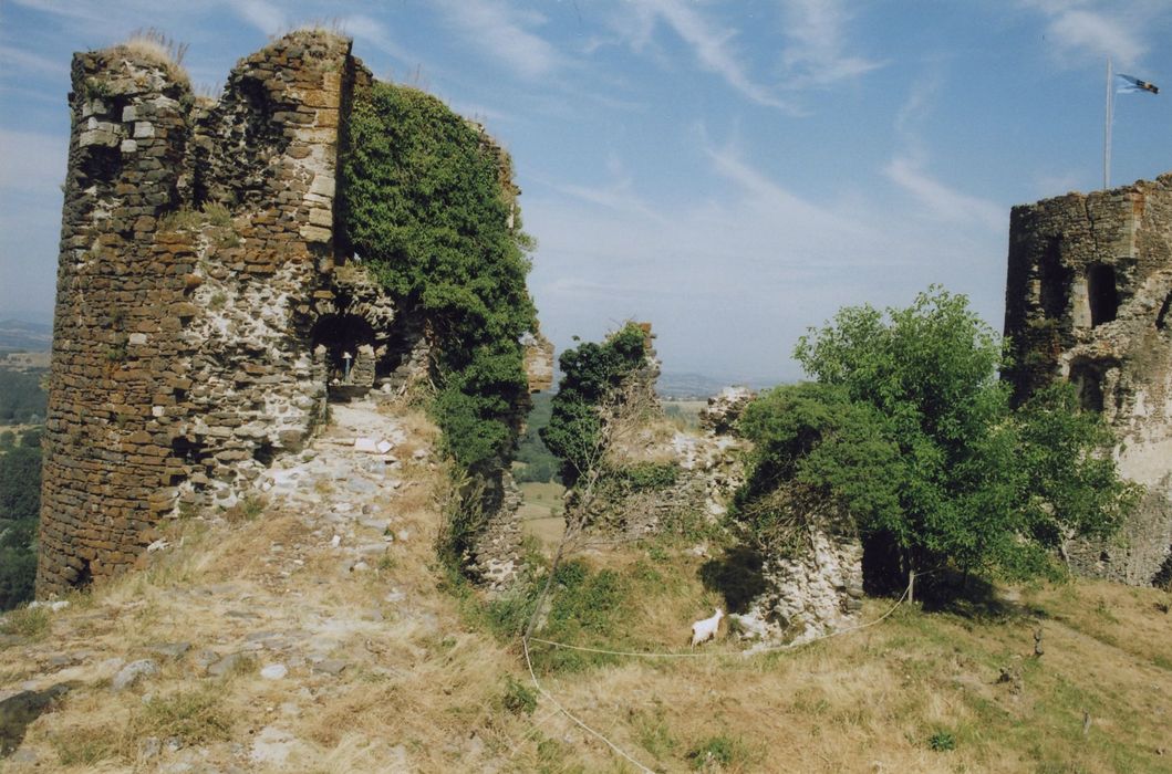 tour ouest prise depuis la haute-cour