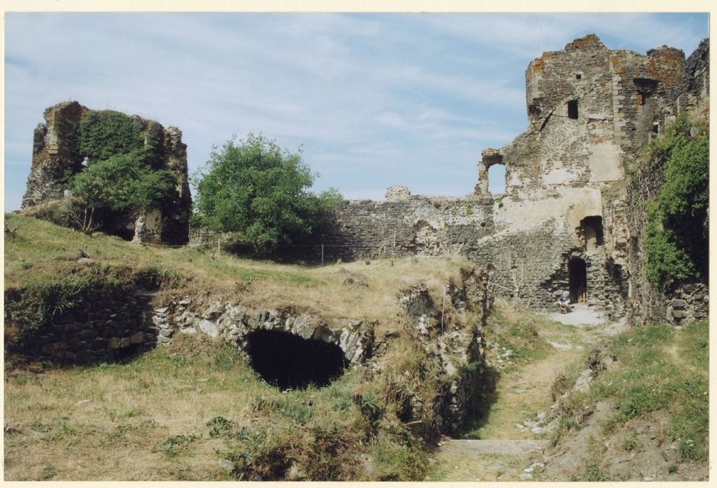 tour ouest, courtine ouest et donjon nord pris depuis la haute-cour