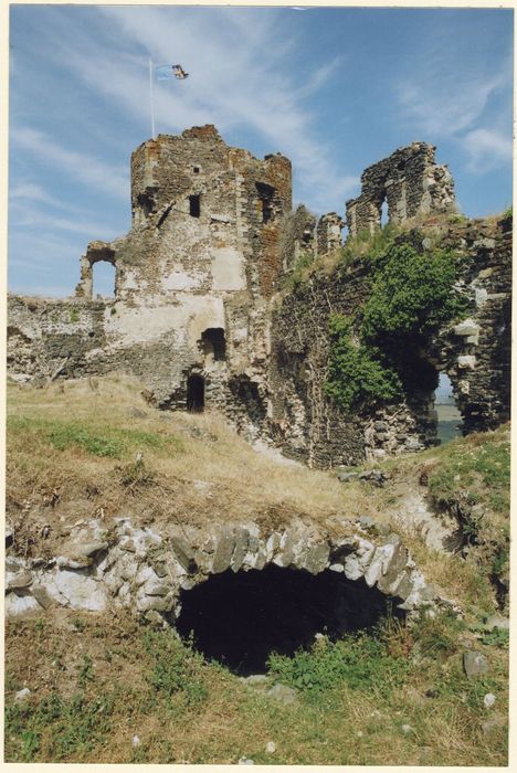 donjon nord et courtine nord vus de la haute-cour