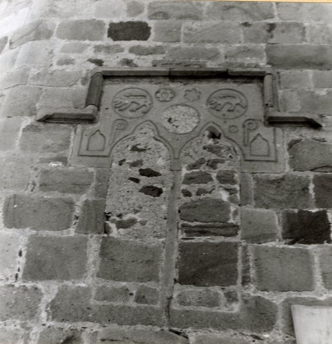 détail de l’ancienne baie du chevet (élément en réemploi)