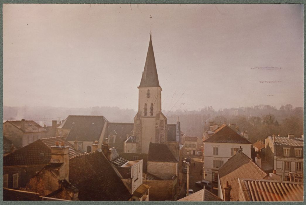 vue partielle de l’église dans son environnement urbain