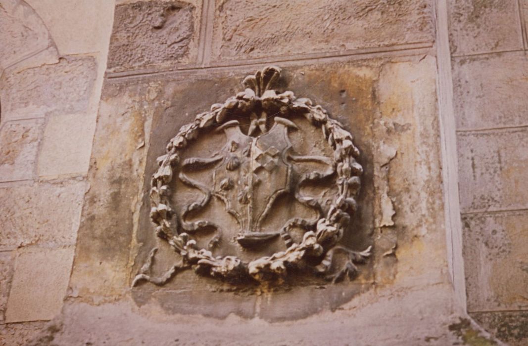 bas-relief : armoiries des Lannoy et des Rouy