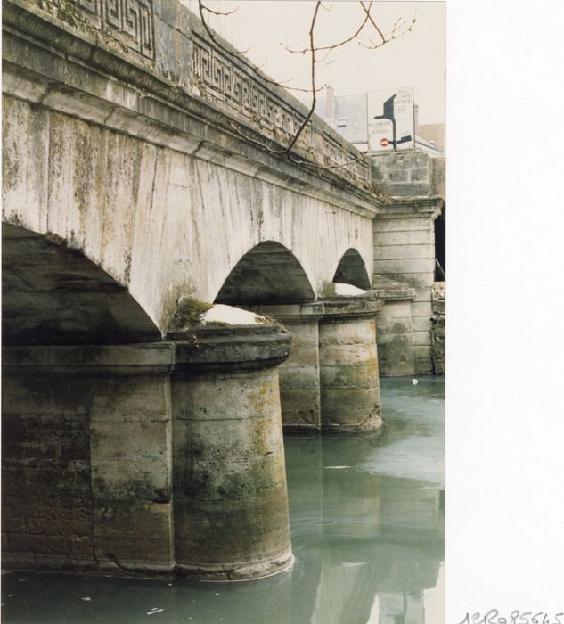 piles et becs du pont en amont