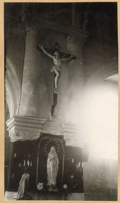 statue : Christ en croix