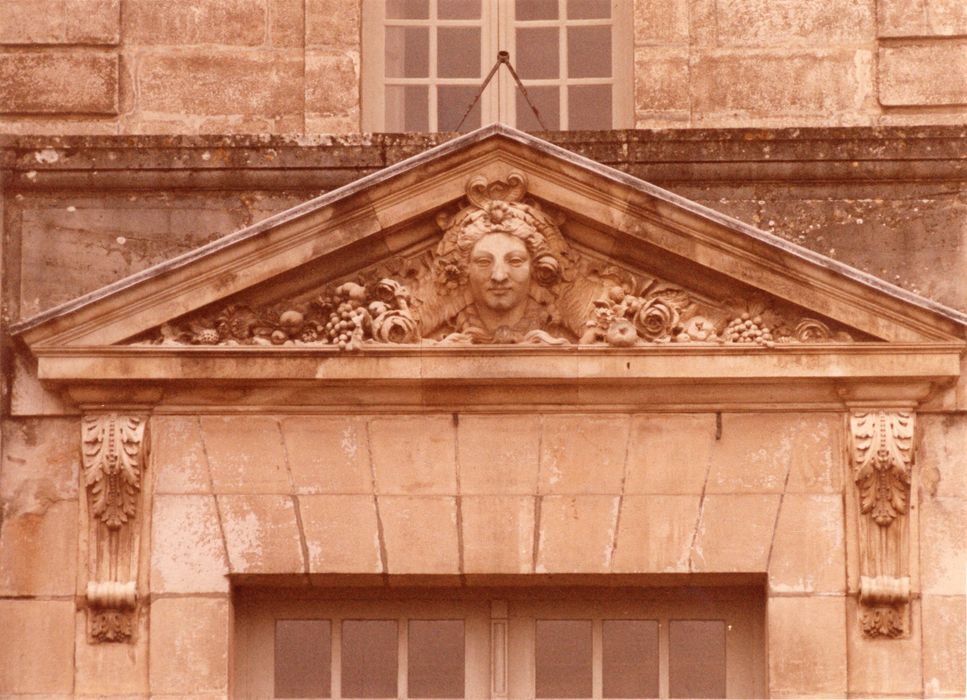 porte d’accès nord-est, détail du fronton