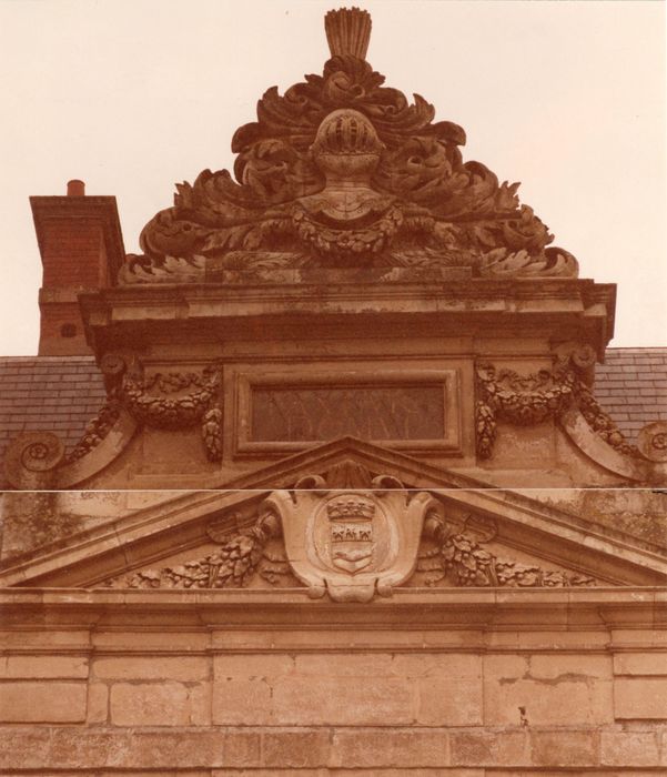 façade nord-est, travée centrale, détail du fronton