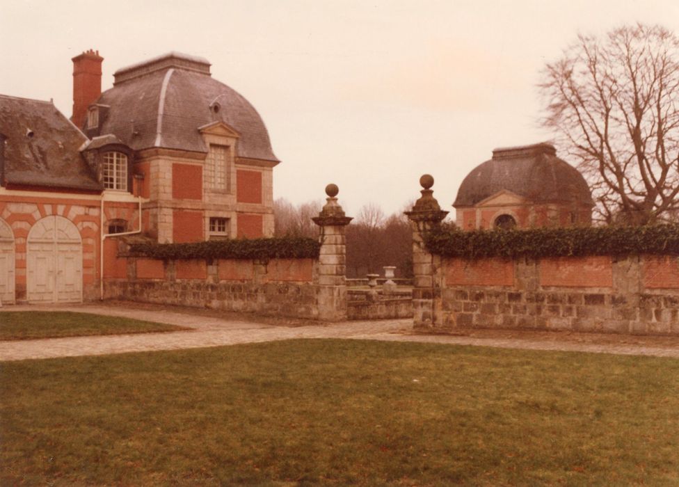 cour des communs, mur de clôture avec la cour d’honneur