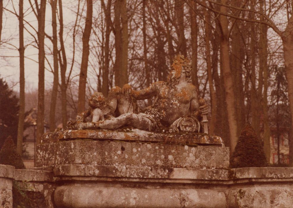 parc, buffet d’eau, détail d’une statue