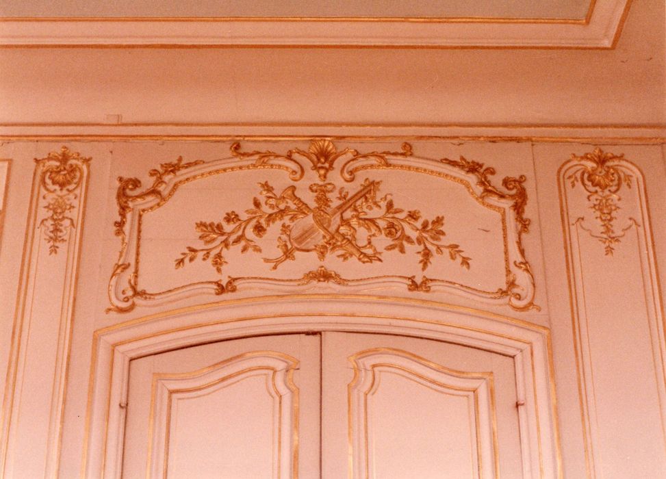 grand salon, lambris de revêtement, détail d’un dessus-de-porte