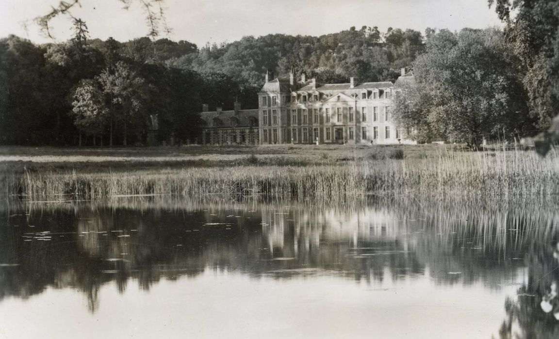 vue générale du château dans son environnement depuis le Sud-Ouest