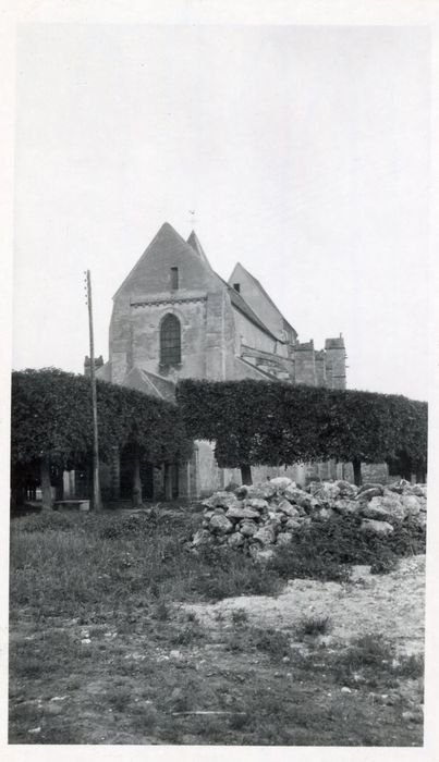 vue partielle de l’église dans son environnement depuis l’Ouest