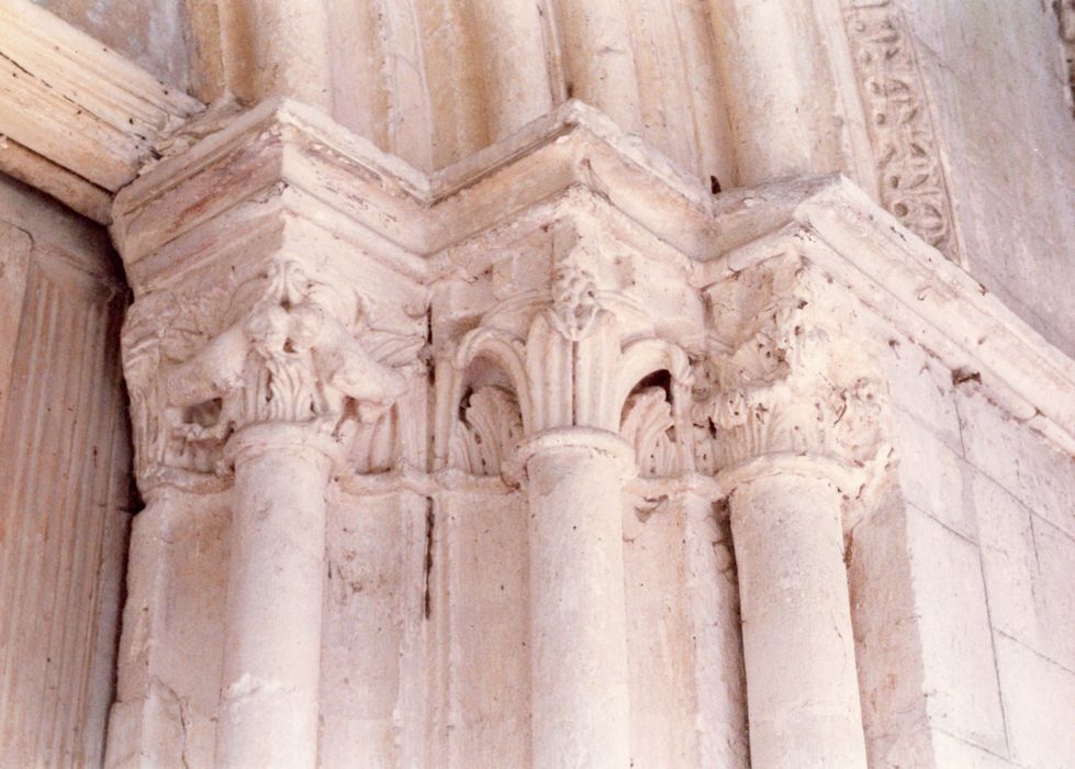 portail d’accès ouest, détail des chapiteaux sculptés