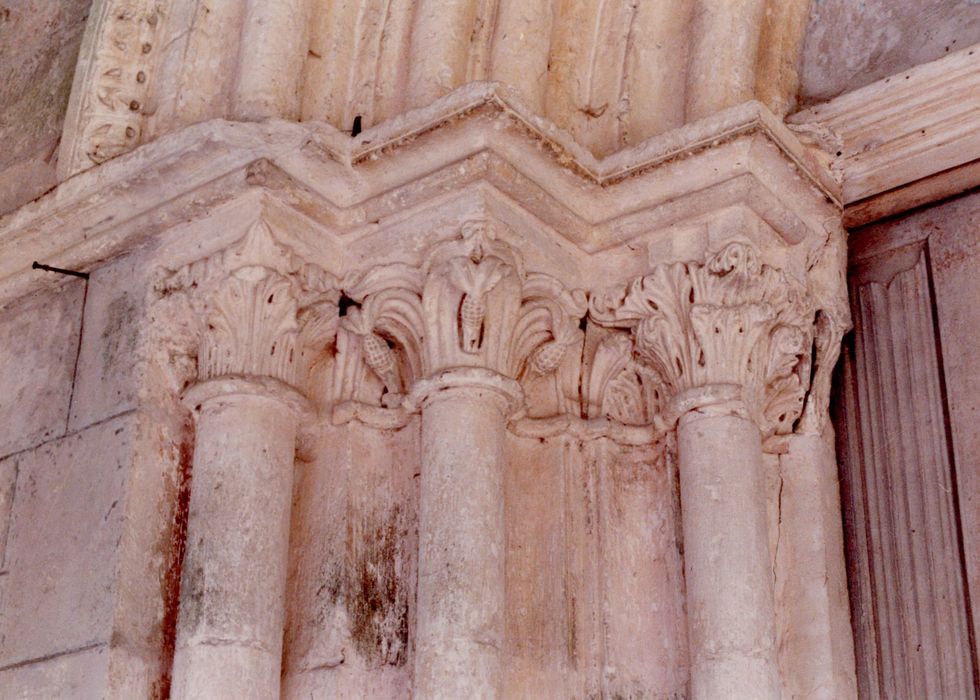 portail d’accès ouest, détail des chapiteaux sculptés