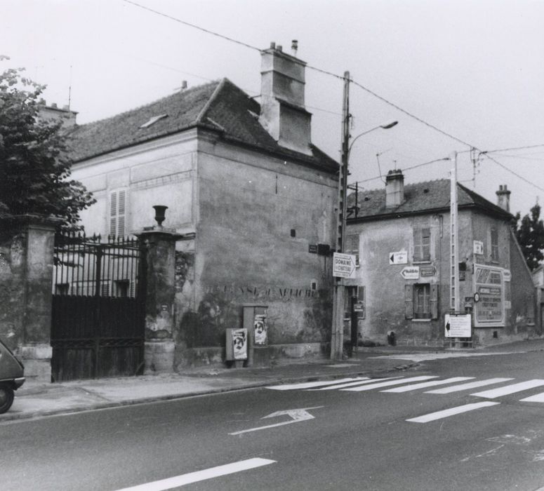 vue partielle des façades depuis la rue