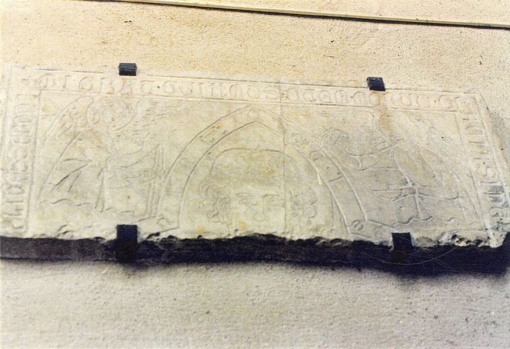 dalle funéraire (fragment (photocopie numérisée)