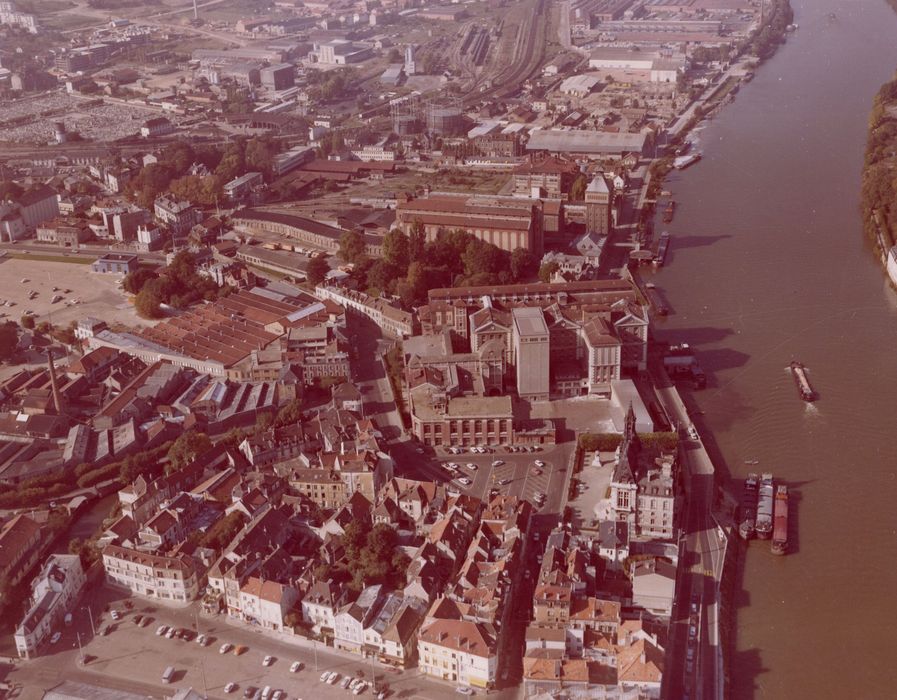 vue aérienne de l’ensemble des bâtiments dans leur environnement urbain