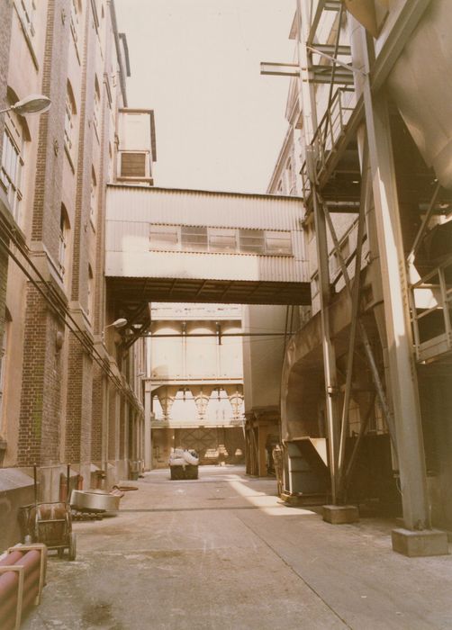 passage entre le magasin à farine et l’ancien moulin avec le nouveau moulin à gauche