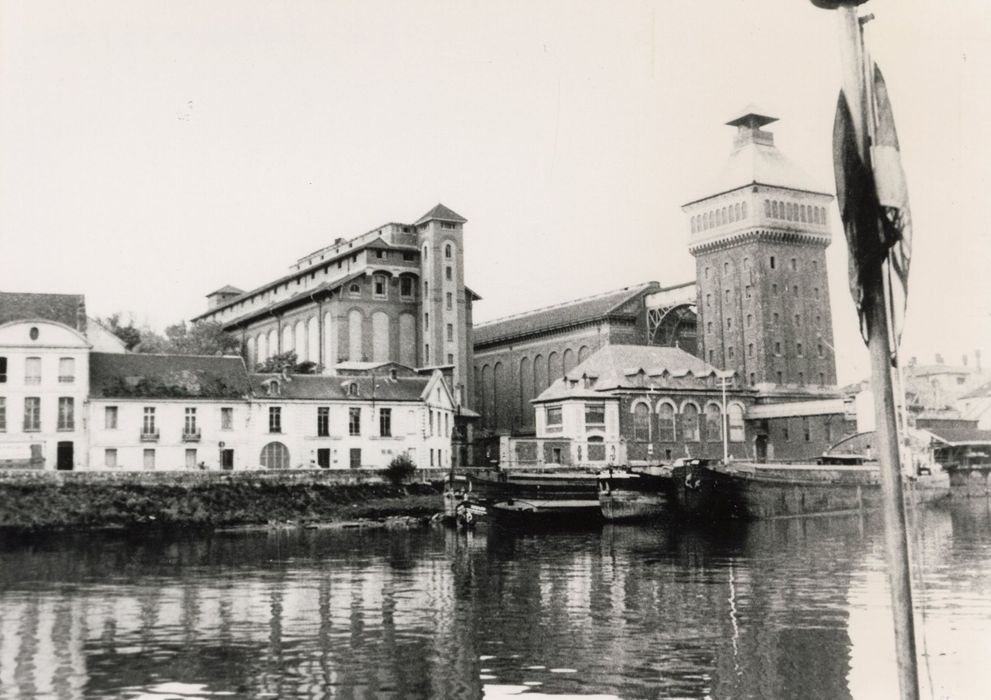 à droite, la tour, l’étude, l’ancien bâtiment des machines, à l’arrière plan le silo à blé. Au centre, le bâtiment du 1er nettoyage