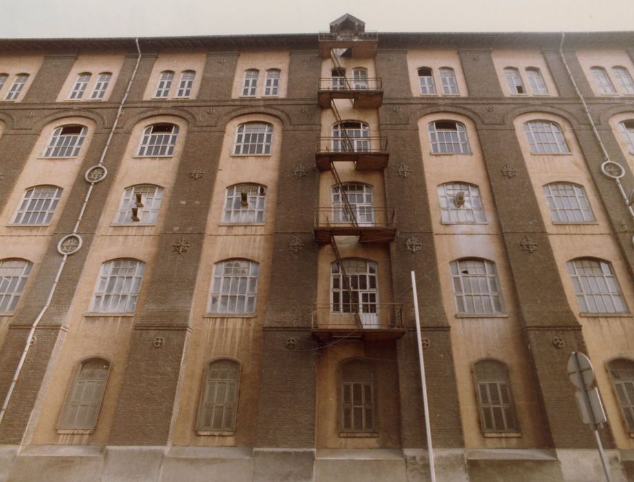 façade nord-ouest du moulin de 1905, vue partielle